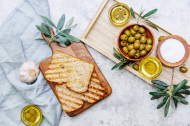 Ciabatta ekmeği ve zeytinyağı ile bembeyaz arka planda sarımsak.. 