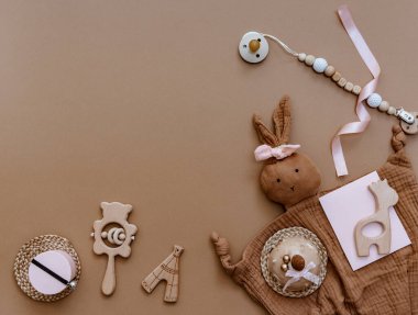 Pastel arka planda bebek eşyaları ve aksesuarlar var. Bebek partisi konsepti. Yeni doğan moda. Düz yerde, üst tarafta. kız Doğum Günü
