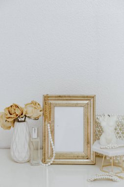 Feminen Mockup klasik altın çerçeve ve mum. Düğün hala hayattır. Samimi estetik arka plan. Paris modası.