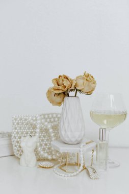 Oturma odasının içerisindeki hareketsiz hayatın ayrıntıları. Klasik arka plan, kadroları, çiçekleri, kadınsı aksesuarları