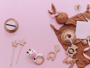 Bebek partisi, pembe arka planda yeni doğmuş bebek aksesuarları, kız doğum günü partisi. Kart davet şablonu, kopyalama alanı