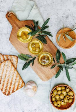 Düz yeşil zeytin ve zeytinyağı vardı. Ekmek ve zeytin dallarıyla üst görünüm bileşimi
