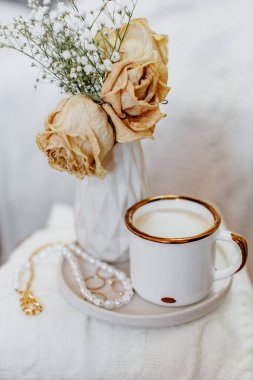 Kahve fincanı kapuçino, klasik kurutulmuş çiçekler, rahat bir ev. Hygge, Lagom, Moody. Sıcak sonbahar kış konsepti