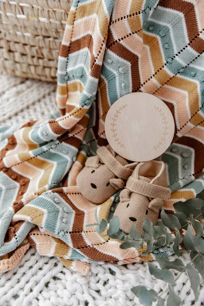 Flat Lay Composition Cute Baby Items Basket Concept Awaiting Baby — Stock Photo, Image