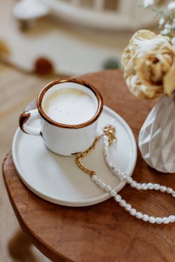 Kahve fincanı kapuçino, klasik kurutulmuş çiçekler, rahat bir ev. Hygge, Lagom, Moody. Sıcak sonbahar kış konsepti