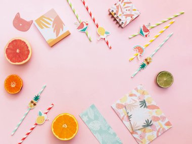 Düz Yerde Yaz tropikal arka plan. Tedarik ve taze meyvelerle dolu çalışma alanı. Üst görünüm, alanı kopyala