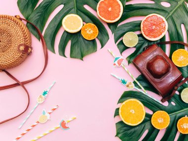 Beyaz arka planda fotoğraf makinesi olan bir yaz seyahati çerçevesi. Tatil konsepti düzdü. Üst Manzara. Boşluğu kopyala