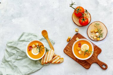 Beyaz mermer masa üstünde Gaspacho çorbası ya da İspanyol salmorejosu. Hafif arka planda geleneksel Endülüs soğuk çorba püresi kaseleri. Üst görünüm veya düz uzanma.