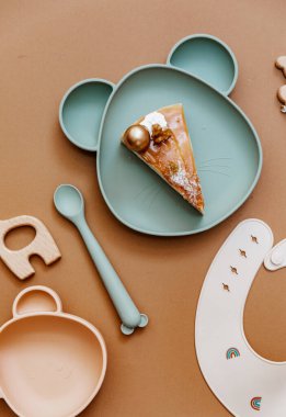 Bebek doğum günü konsepti çok azdı. Yeni doğan aksesuarları, doğum günü pastası, kahverengi arka planda tahta oyuncaklar..