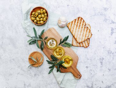 Düz yeşil zeytin ve zeytinyağı vardı. Ekmek ve zeytin dallarıyla üst görünüm bileşimi