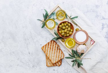 Düz zeytinyağı, zeytinyağı ve zeytin dalı uzanıyordu. Beyaz arka planda. organik taze zeytinyağı.