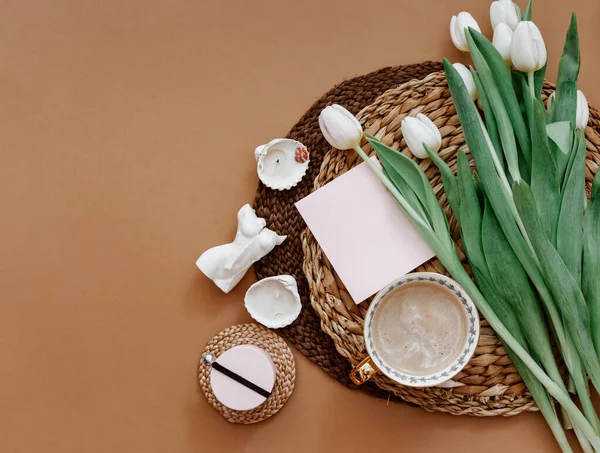Composición Primavera Tulipanes Blancos Taza Café Vela Sobre Fondo Marrón — Foto de Stock