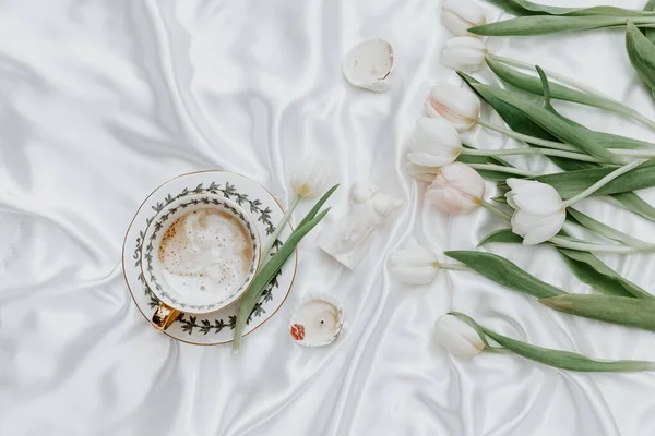 Våren Vit Tulpan Blommor Med Kaffe Vit Silke Bakgrund Hej — Stockfoto