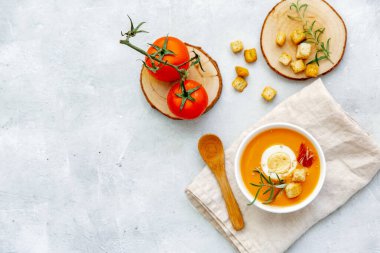 Beyaz mermer masa üstünde Gaspacho çorbası ya da İspanyol salmorejosu. Hafif arka planda geleneksel Endülüs soğuk çorba püresi kaseleri. Üst görünüm veya düz uzanma.