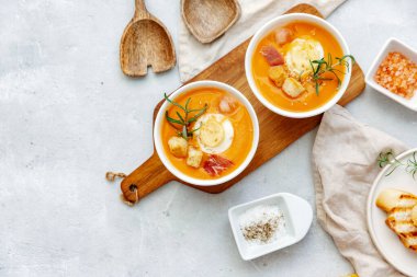 Beyaz arka planda domates çorbası ya da gazpacho. Yaz soğuk vejetaryen yemekleri.