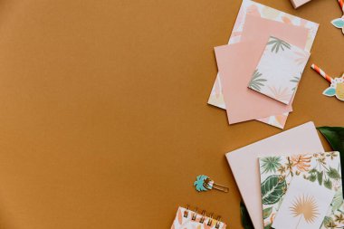 Not defterleri ve malzemelerle yaratıcı yaz çalışma alanı.