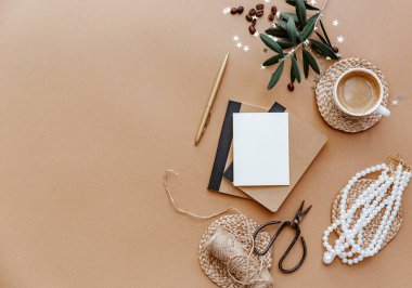 Bir fincan kahve, kolye ve boş notla şık bir kadın geçmişi var. Fikirler, notlar ya da planlama konsepti. Üst Manzara. Düz yatıyordu. Asgari blog yazarı, sıfır atık, çevre dostu 