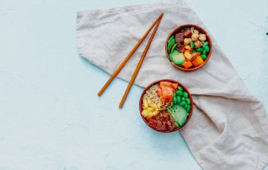 Poke kasesi, geleneksel Hawaii çiğ balık salatası pilav, avokado, salatalık ve turp.