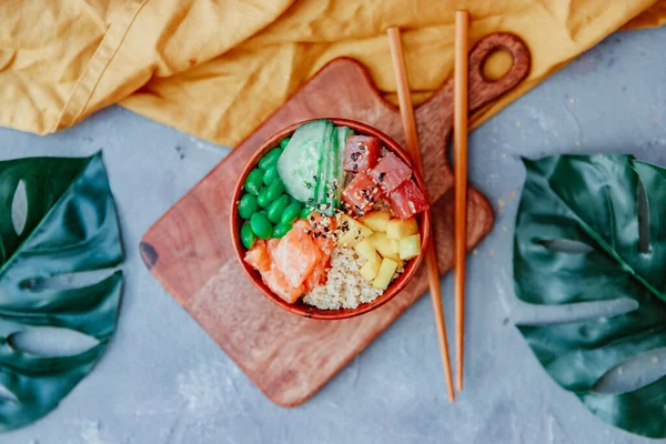 Hawaiian Zalm Porseleinen Kom Met Rijst Avocado Komkommer Wortel Chukka — Stockfoto