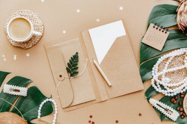 Kadın işyeri. Düz kâğıt defter, kahverengi arka planda kadın aksesuarları. Serbest İşyeri, yapılacaklar listesi, ofis masası, planlama konsepti 