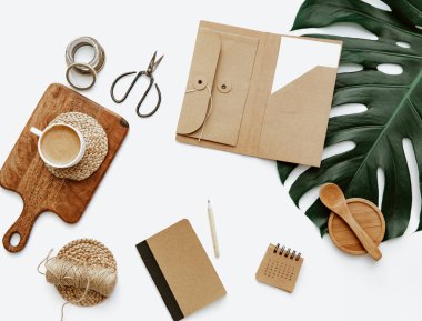 Bir fincan kahve ve notlarla düz bir çalışma alanı. Fikirler, notlar ya da planlama konsepti. Asgari çevre dostu blogcu. Sıfır atık