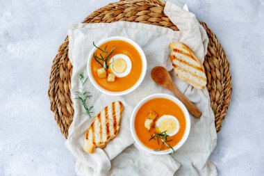 Endülüs gazpacho ya da salmorejo. Yumurtalı soğuk kırmızı domates çorbası. Üst manzara, düz uzanma