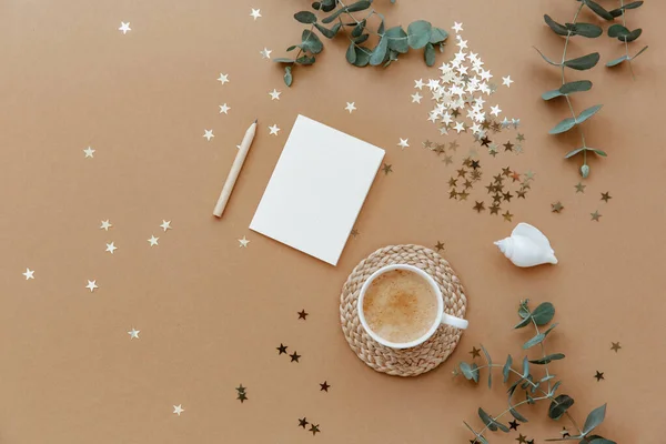 Plano Poner Taza Café Tarjeta Blanco Sobre Fondo Marrón Vista — Foto de Stock