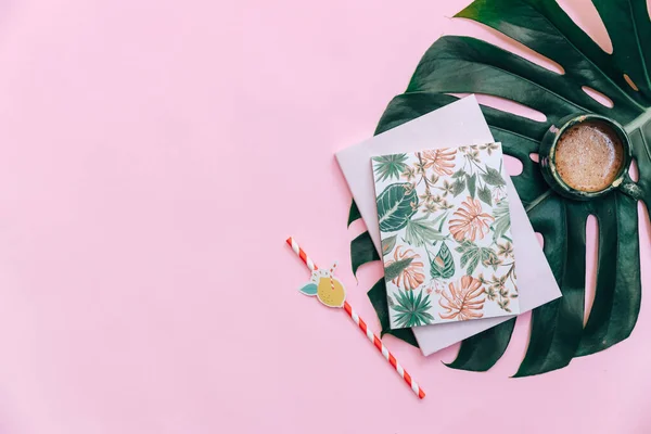 Espacio Trabajo Plano Con Taza Café Diario Sobre Fondo Rosa — Foto de Stock