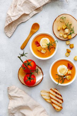 Domates çorbası, sebze çorbası. İspanyol geleneksel yaz yemekleri. Üst manzara, kopyalama alanı. 