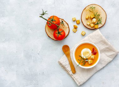 Beyaz mermer masa üstünde Gaspacho çorbası ya da İspanyol salmorejosu. Hafif arka planda geleneksel Endülüs soğuk çorba püresi kaseleri. Üst görünüm veya düz uzanma.