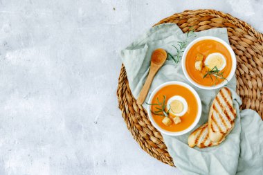 Endülüs gazpacho ya da salmorejo. Yumurtalı soğuk kırmızı domates çorbası. Üst manzara, düz uzanma