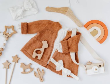 Bebek kıyafetleri ve aksesuarları düzdü. Organik pamuk giysiler, yeni doğan modası, bebek kıyafetleri ve oyuncak eşyaları moda.