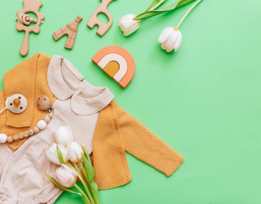 Yeni doğan bahar modası bebek kıyafetleri ve oyuncaklarının modaya uygun görünüşü. Blog yazarları için Summer Baby moda konsepti. Üst Manzara Düz Yat 