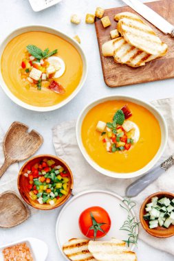 Beyaz arka planda domates çorbası ya da gazpacho. Yaz soğuk vejetaryen yemekleri.