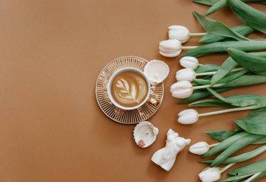 Beyaz laleli kahve, kaş zemininde mumlar. Güzel kahvaltı, klasik kart, üst manzara, düz yatak, 8 Mart, kadınlar günü, anneler günü, romantizm