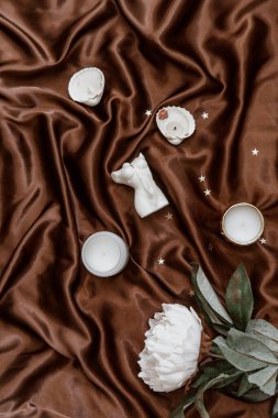 Kadın mumu. Zarif ipek arka planda kadın vücudu şeklinde bir Aroma mumu. Asgari arkaplan 