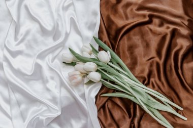 Beyaz laleler ipeksi arka planda. Zarif çiçek, üst manzara. 