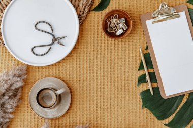 Küçük bir çalışma masası, defter, canavar, kahverengi arka plan. Düz konum, üst görünüm bohem yaşam tarzı serbest blog.