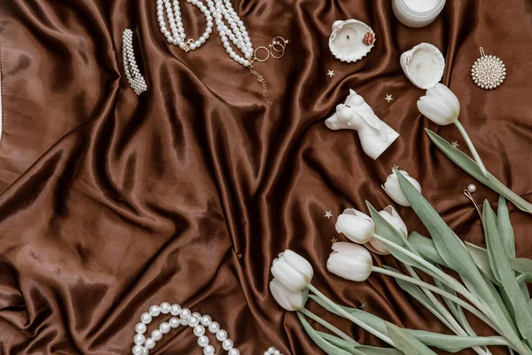 女性アクセサリーとフラットレイファッションコラージュ 春の白チューリップの花束バレンタインデーと女性の日の概念 — ストック写真
