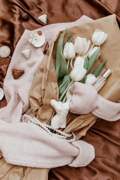 스웨터에 튤립을 곁들인 꽃다발 여성들의 일상을 꽃다발 아늑하고 부드러운 — 스톡 사진