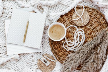 Ev ofisi, serbest blog yazarı, düz konumda kahve ve kadın aksesuarlarıyla birlikte güzellik blogu çalışma alanı. Ev konseptinden çalışma. Dergiler, sosyal medya. Üst görünüm