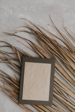 Sahte tropik davetiye, kuru tropik palmiye yapraklı boş tebrik kartı. Düz yatış, üst görünüm.