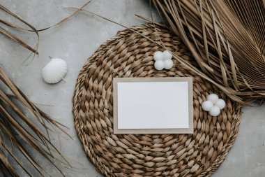 Şık, kuru palmiye yapraklarının maketi. Asgari davet konsepti. Durgun fotoğraf