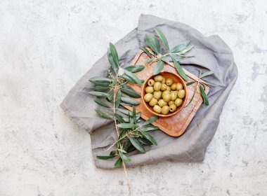 Düz organik zeytin, yeşil zeytin, bitkiler, baharatlar ve beyaz arka planda ciabatta ekmeği. sağlıklı gıda konsepti.