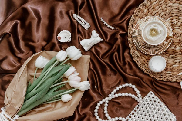 Стильний Букет Білими Тюльпанами Кавою Прикрасами Шовковому Фоні Жіночний Образ — стокове фото