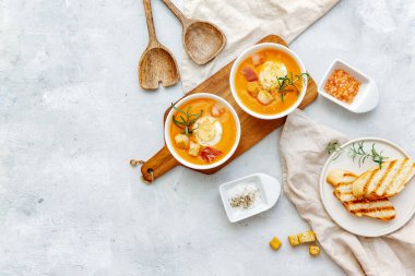 Beyaz arka planda domates çorbası ya da gazpacho. Yaz soğuk vejetaryen yemekleri.