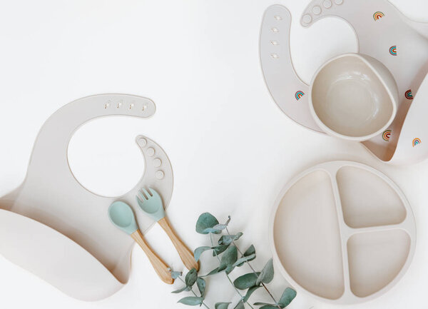 Набор силиконовой посуды для малыша. Первая концепция детского питания, предлагающая питание для детей 