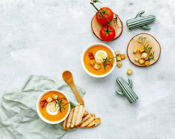 Beyaz mermer masa üstünde Gaspacho çorbası ya da İspanyol salmorejosu. Hafif arka planda geleneksel Endülüs soğuk çorba püresi kaseleri. Üst görünüm veya düz uzanma.