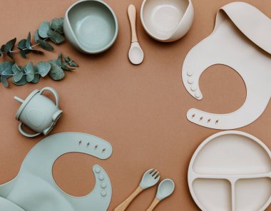 Üst Manzara Çocuk sofra takımı, kâseli silikon önlük. Bebek maması servisi, bulaşık takımı. 