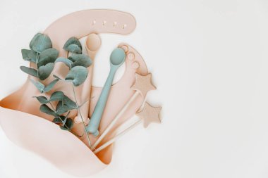 Bebek için silikon bulaşık takımı. İlk bebek maması konsepti, çocuklara yemek servisi. 